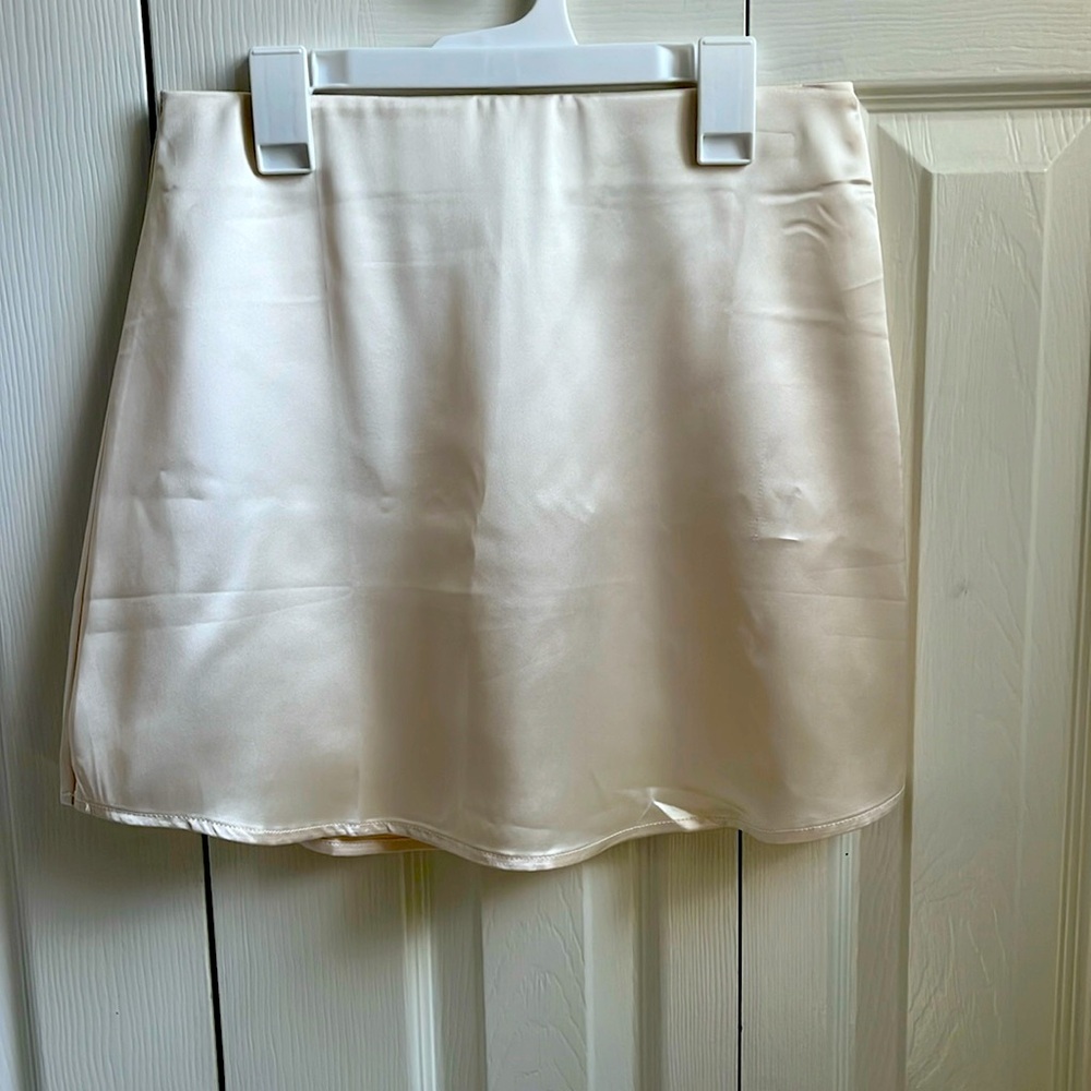 Super cute never worn satin skirt! Cute to wear in any season!